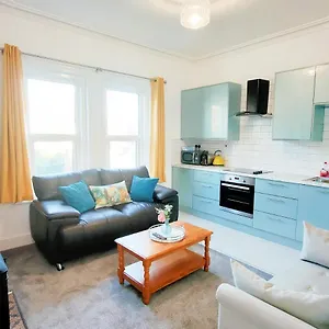 Flat-c, 4 Adults, 20 Mins To Beach, Netflix, Wifi, Sleeps 4 Adults Apartment Bournemouth
