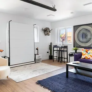 Small Arnold Town Center E Apartment