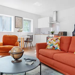 Modern In Arnold Centre Apartment