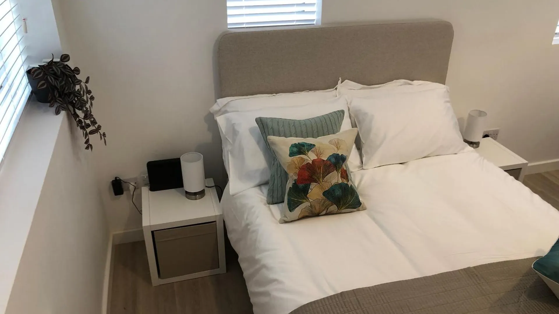 On The Avenue Apt 3 Nottingham 0*,  United Kingdom